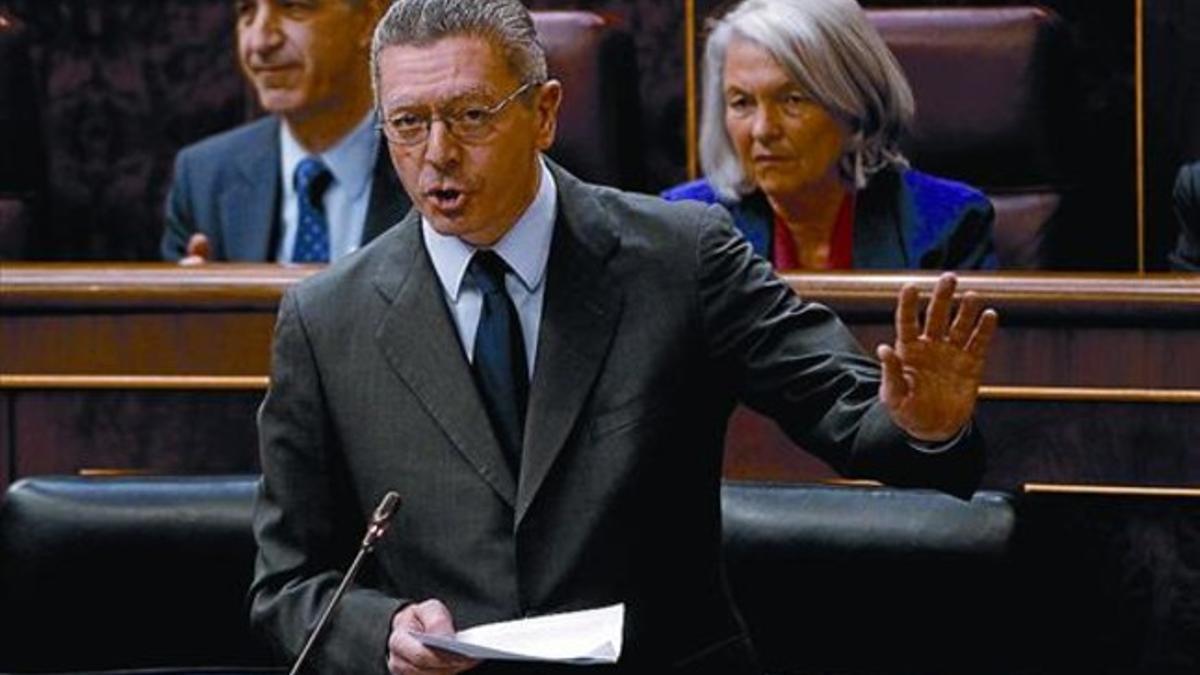 Alberto Ruiz-Gallardón replica a la diputada socialista Patricia Hernández, ayer en el Congreso.