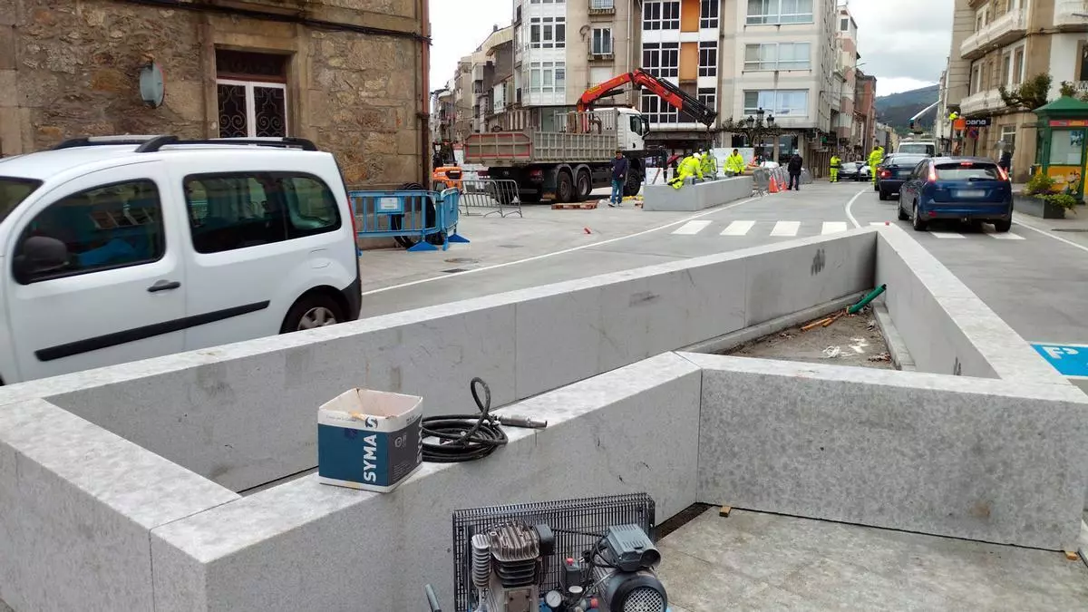 La plaza de la Farola de A Estrada afronta los últimos preparativos para su inauguración