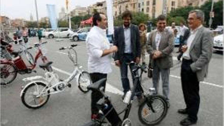 Font i Alcalà (segon i tercer per l&#039;esquerra), ahir a la plaça Catalunya.