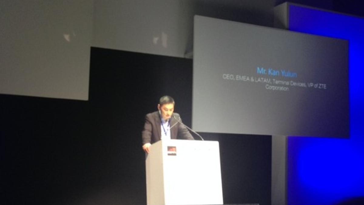 Kan Yulun presenta el ZTE Grand Memo II en el Mobile World Congress de Barcelona, este lunes.