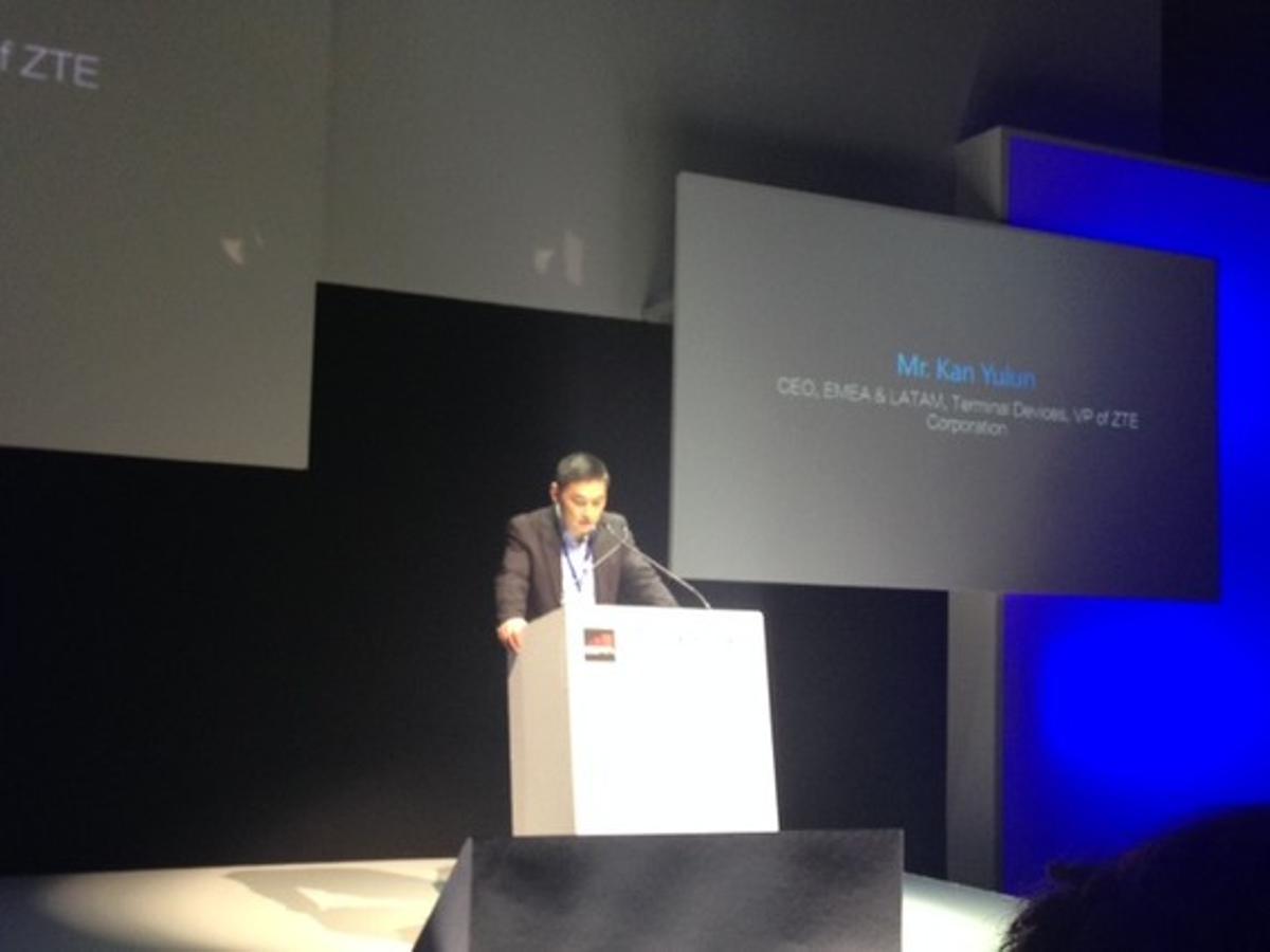 Kan Yulun presenta el ZTE Grand Memo II en el Mobile World Congress de Barcelona, este lunes. Kan Yulun presenta el ZTE Grand Memo II en el Mobile World Congress de Barcelona, este lunes.