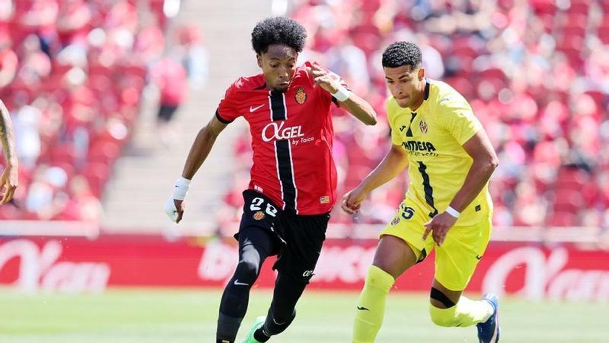 Mouriño y Mojica luchando por un esférico