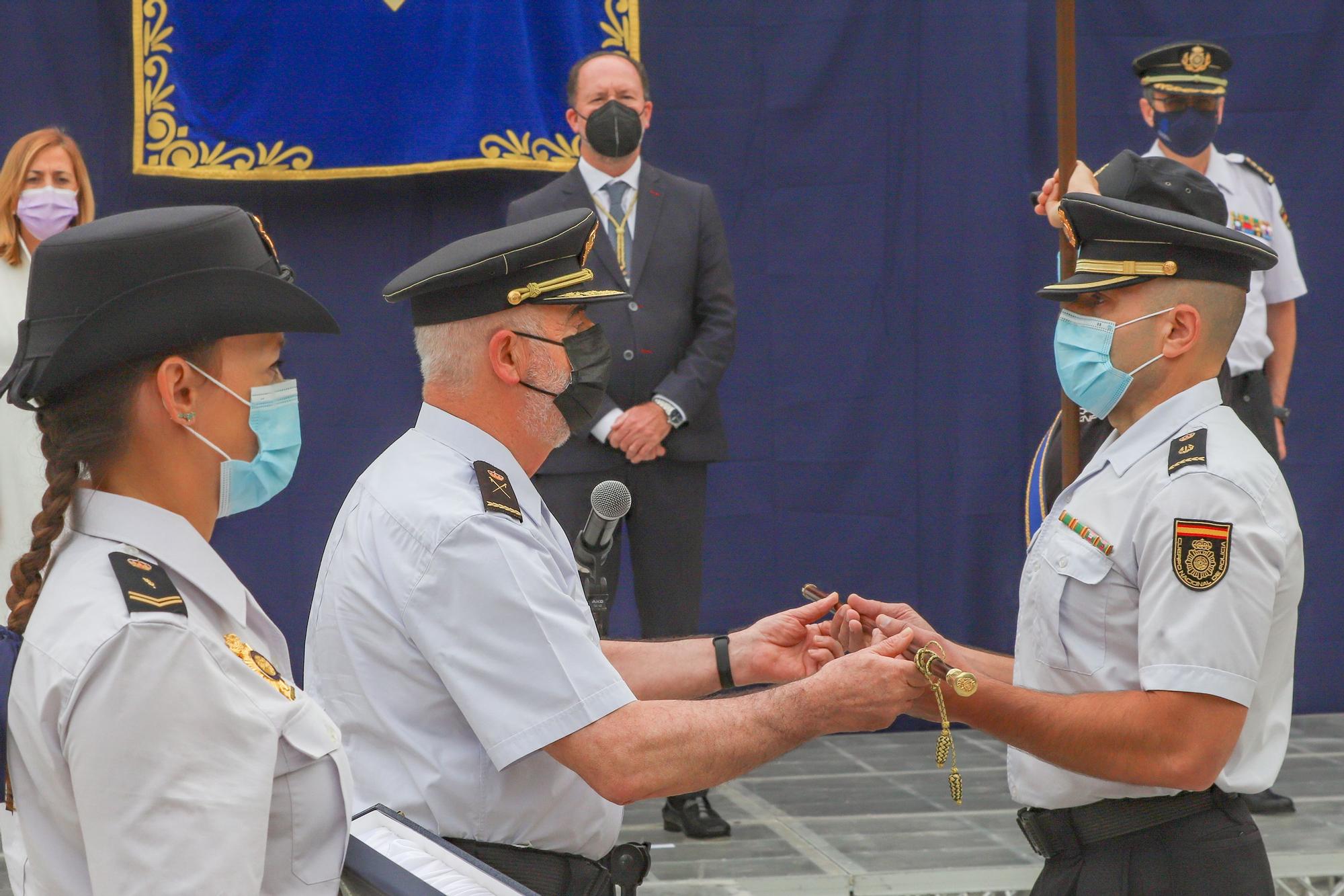 Ceremonia de entrega del bastón de mando  al inspector jefe de la Comisaría de la  Policía Nacional de Orihuela