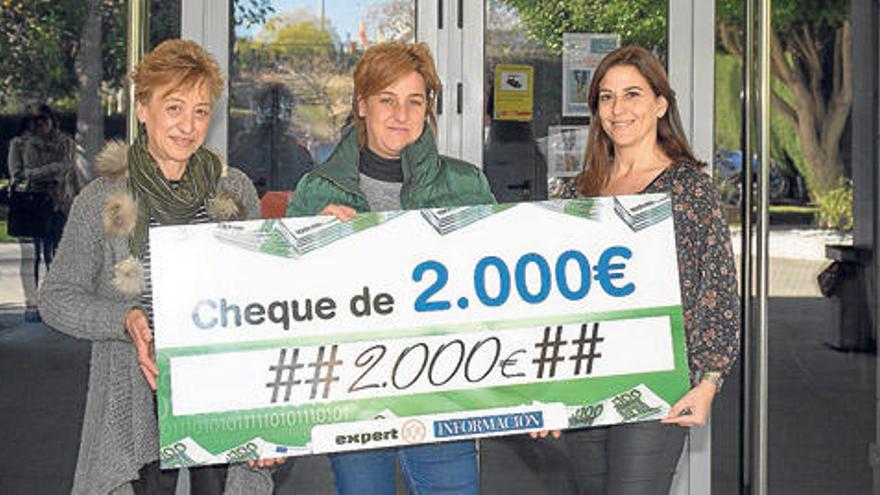 Raquel Egea Bas, acompañada de su hija Noemí, recibe el cheque de 2.000 euros que le entrega Toñi Contreras de INFORMACIÓN.
