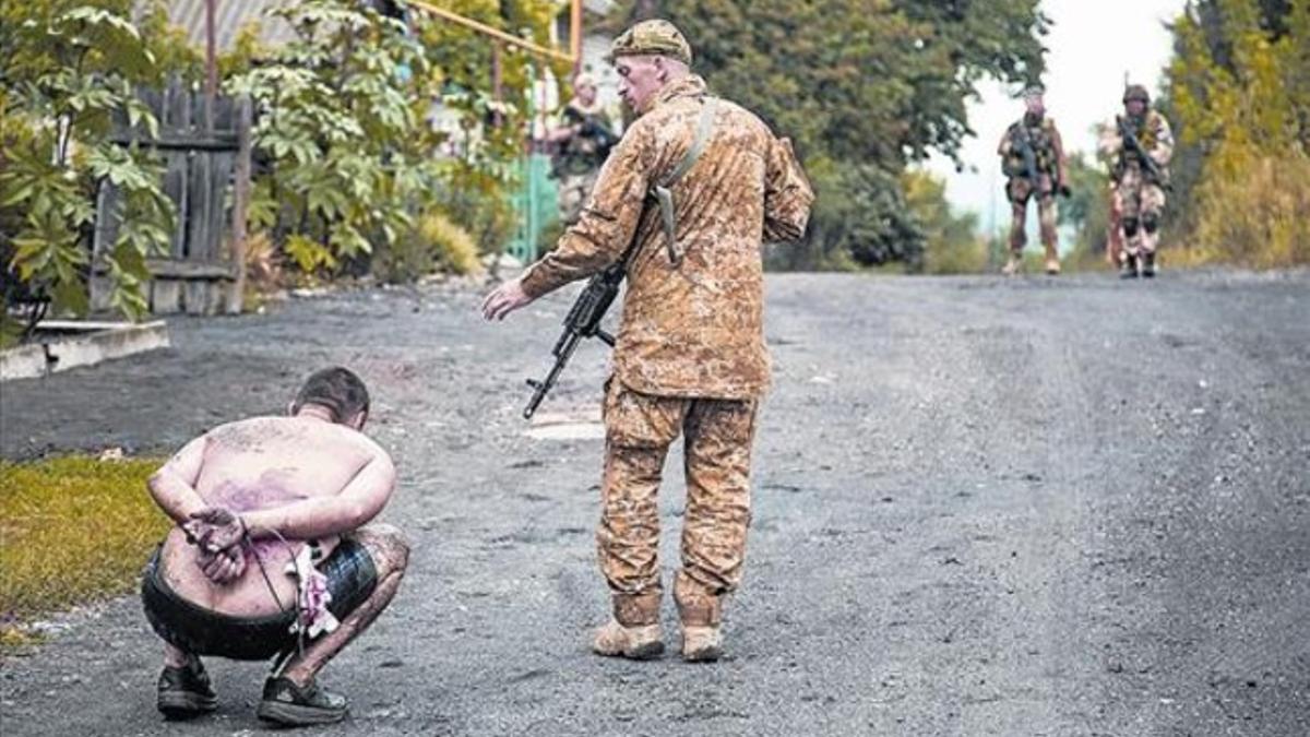 Soldados ucranianos detienen a un separatista prorruso en Chornukhine, localidad de la región de Donetsk.