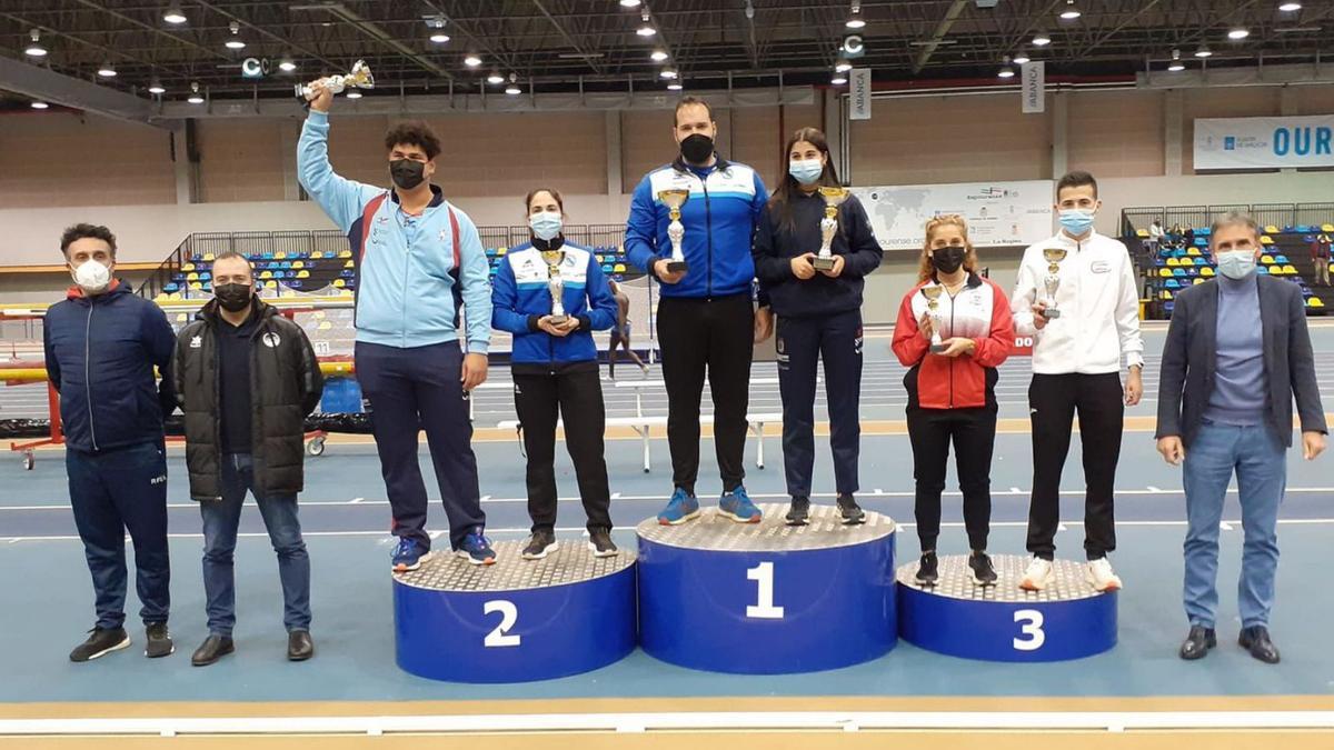 El podio del campeonato, con la sección masculina en el primer cajón y la femenina en el segundo. |  // FGA