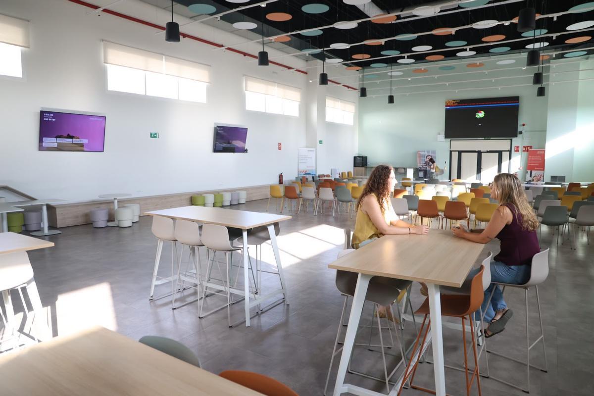 Dos trabajadoras, sentadas en el comedor de Hitachi.