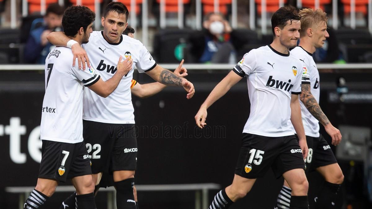 Gonçalo Guedes felicita a Maxi por su gol frente al Valladolid