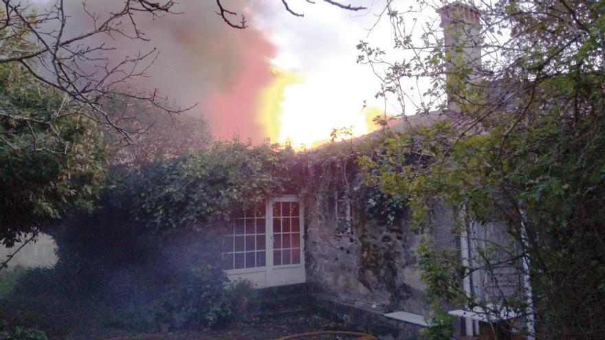 La casa, devorada por las llamas, ayer en Panxón.
