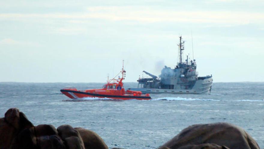 Medios aéreos se incorporan a la búsqueda del marinero desaparecido en Ons