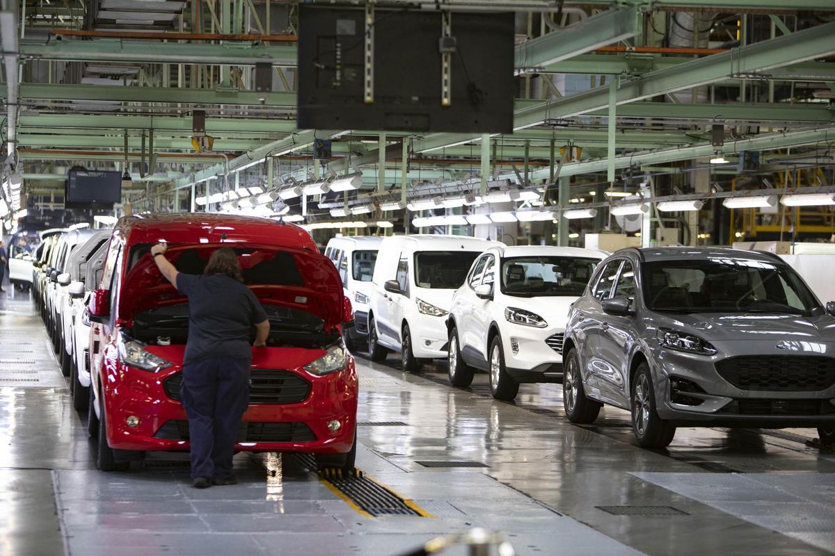 Coches en producción en Ford Almussafes.