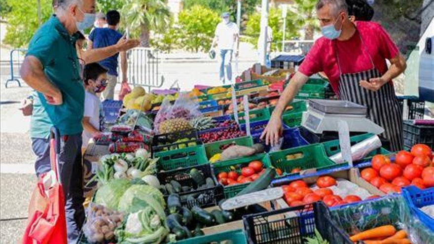 El mercadillo recupera su actividad con polémica por los accesos y sin gel