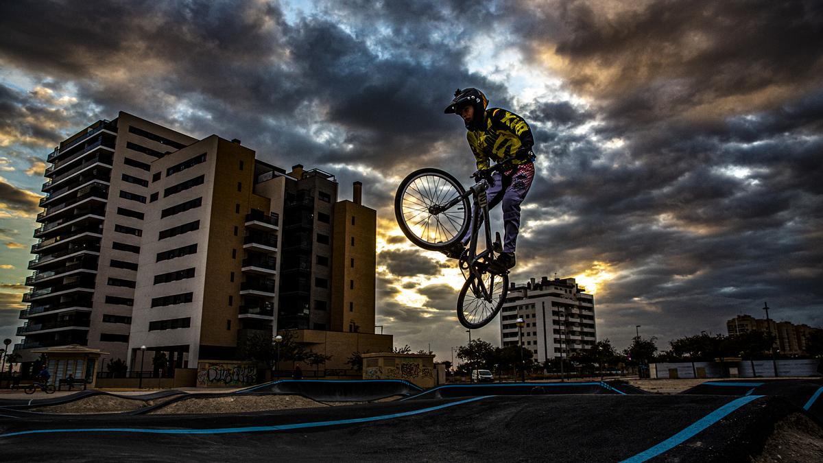 09/11/21 un joven de El Campello realiza un salto en una instalación de Pumptrack