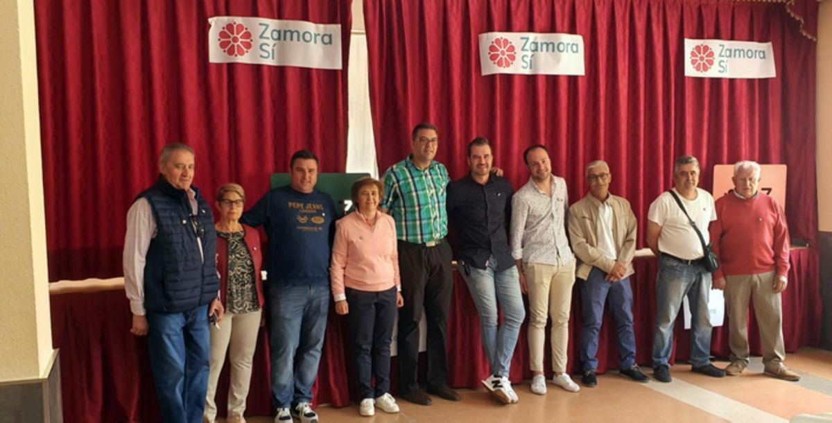 Candidatura de Zamora Sí en Santa Croya de Tera. En la imagen, Óscar García Fernández (quinto por la izquierda), el actual alcalde. El primero por la izquierda, Ignacio Zurro, ex primer teniente de alcalde y posible futuro regidor de la localidad.