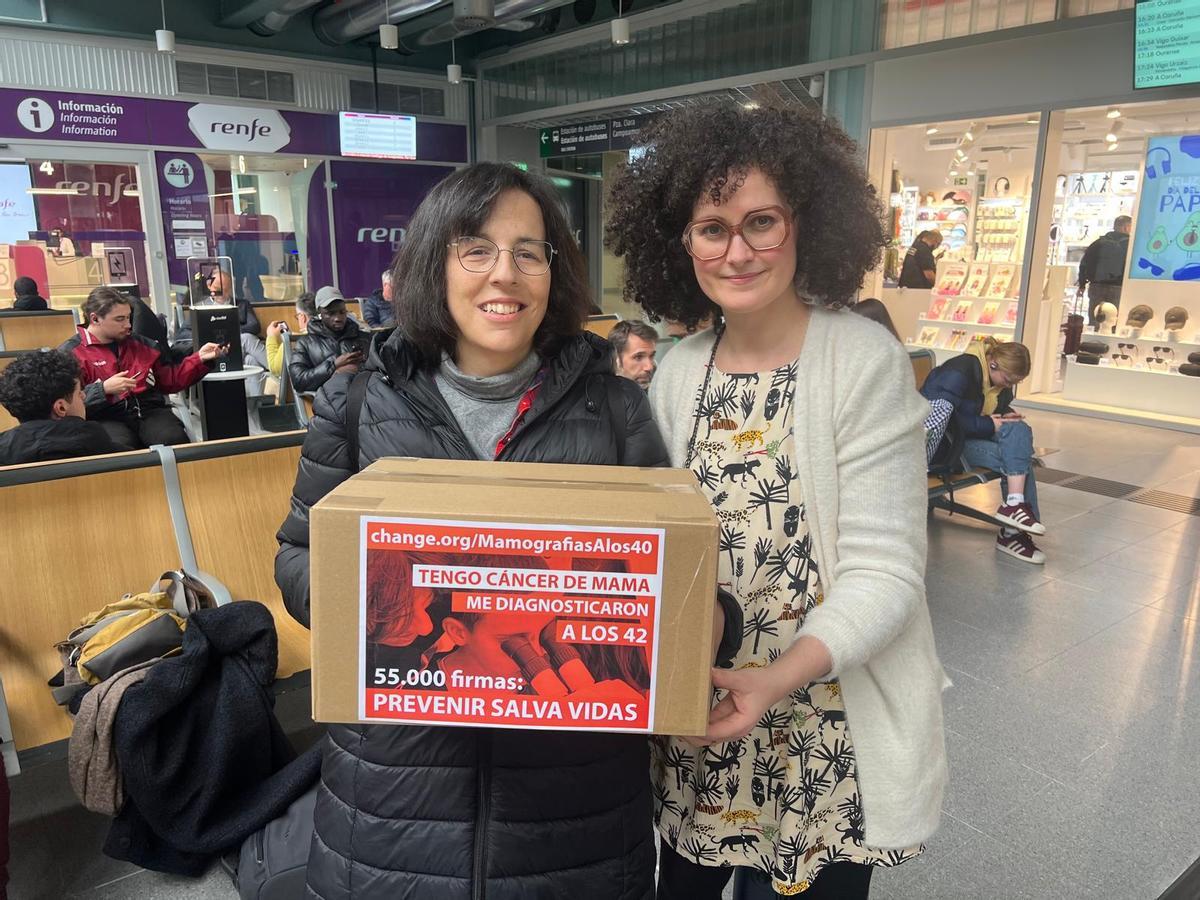 María Varela y Esther Taboada antes de partir de Santiago hacia Madrid con las firmas.