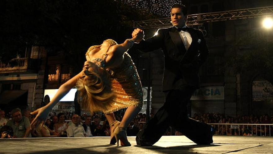 Artistas bailan tango sobre un escenario en la Avenida de Mayo, en la ciudad de Buenos Aires, Argentina,  en el marco de la Gran Milonga Nacional, a la que acudieron los vecinos de la capital para bailar la música característica.