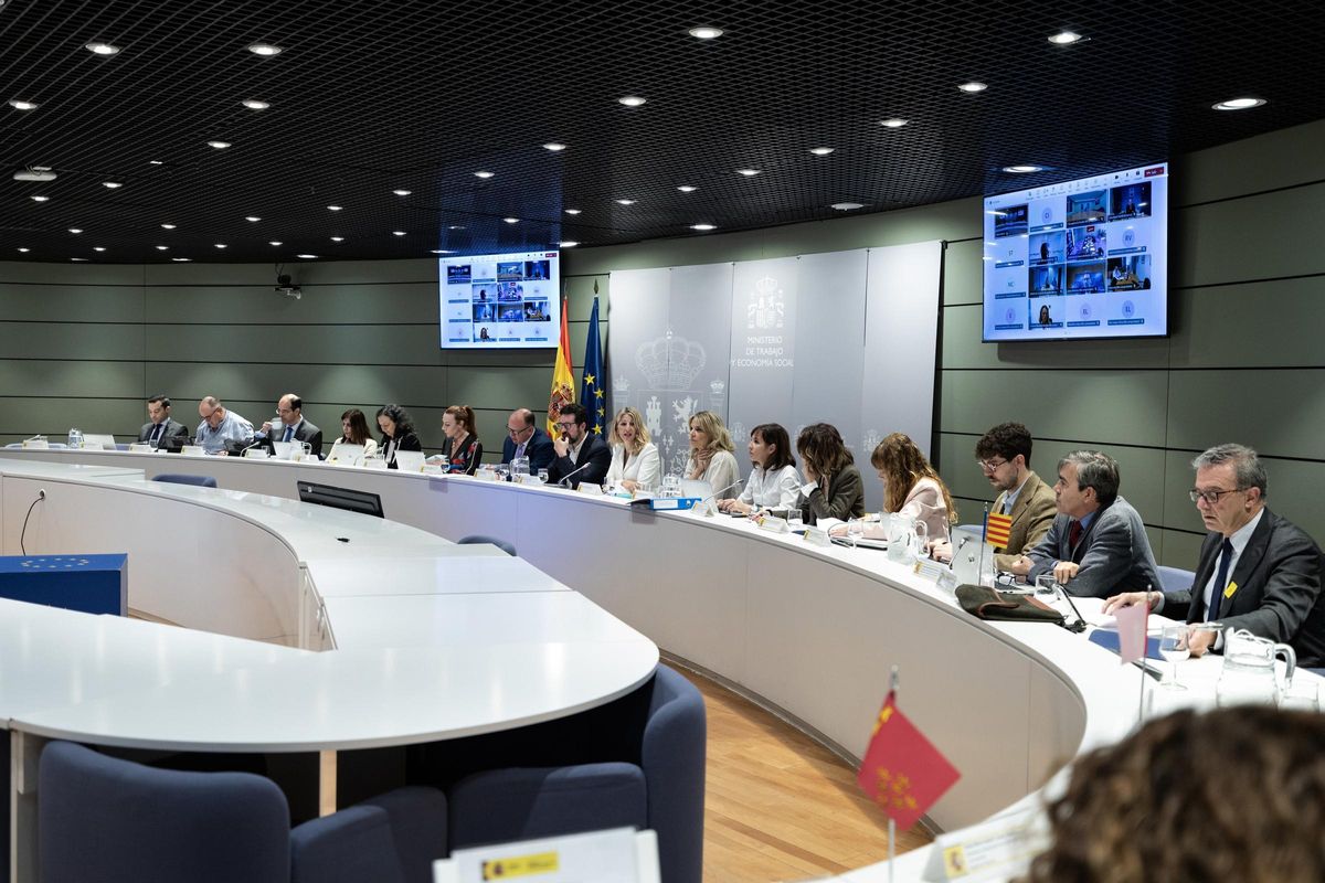 La vicepresidenta segunda, Yolanda Díaz (en el centro de la imagen), preside la Conferencia Sectorial de Empleo