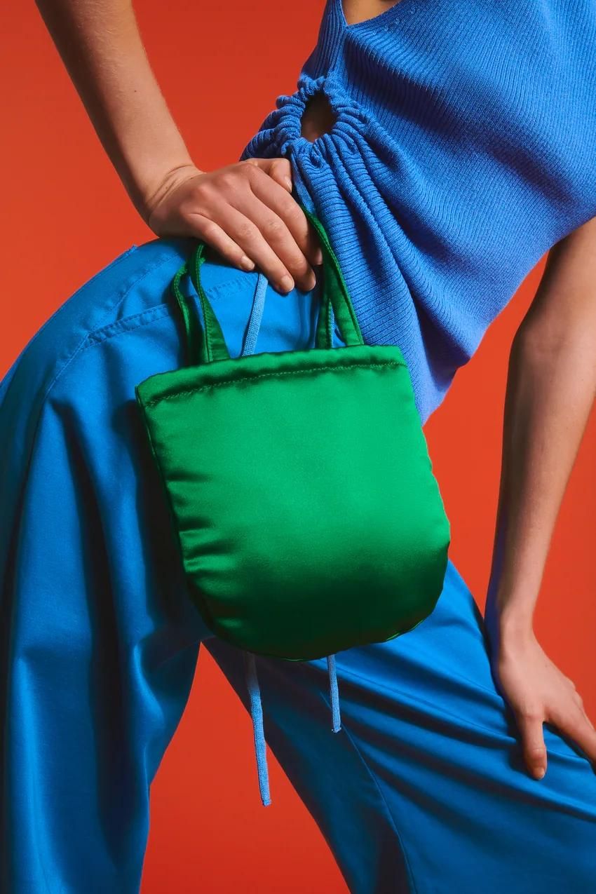 Bolso shopper de Zara en satén y color verde