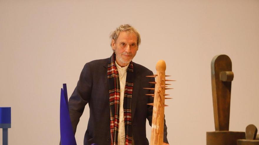 El artista Miquel Navarro, junto a obras que forman parte de su exposición 'Dominio y sueño' en el CAC Málaga