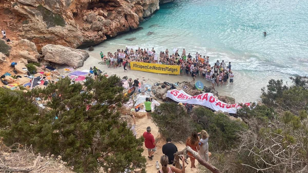 Más de 200 residentes 'recuperan' el Caló des Moro: "Es el momento de parar".