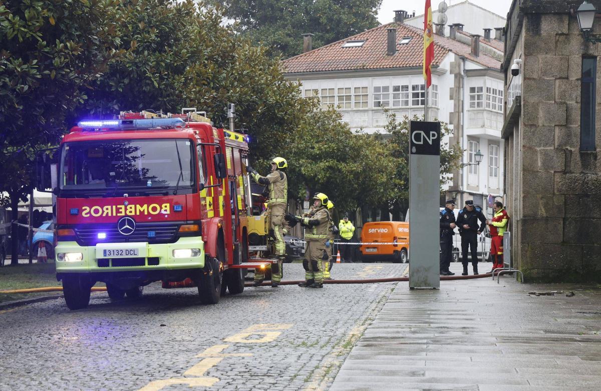 Bomberos de Santiago, durante su intervención en el fuego que afectó a la comisaría de la Policía Nacional