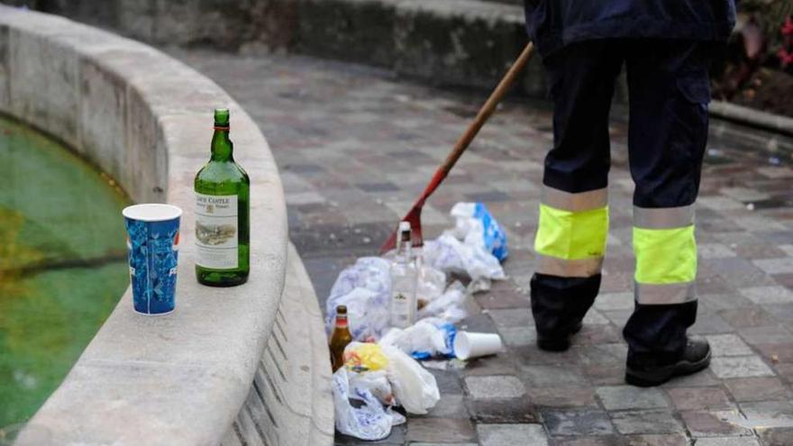 Limpieza de los restos de uno de los &#039;botellones&#039; celebrados en los jardines de Méndez Núñez.