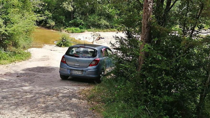 Un vehicle estacionat en un lloc no autoritzat, a Merlès