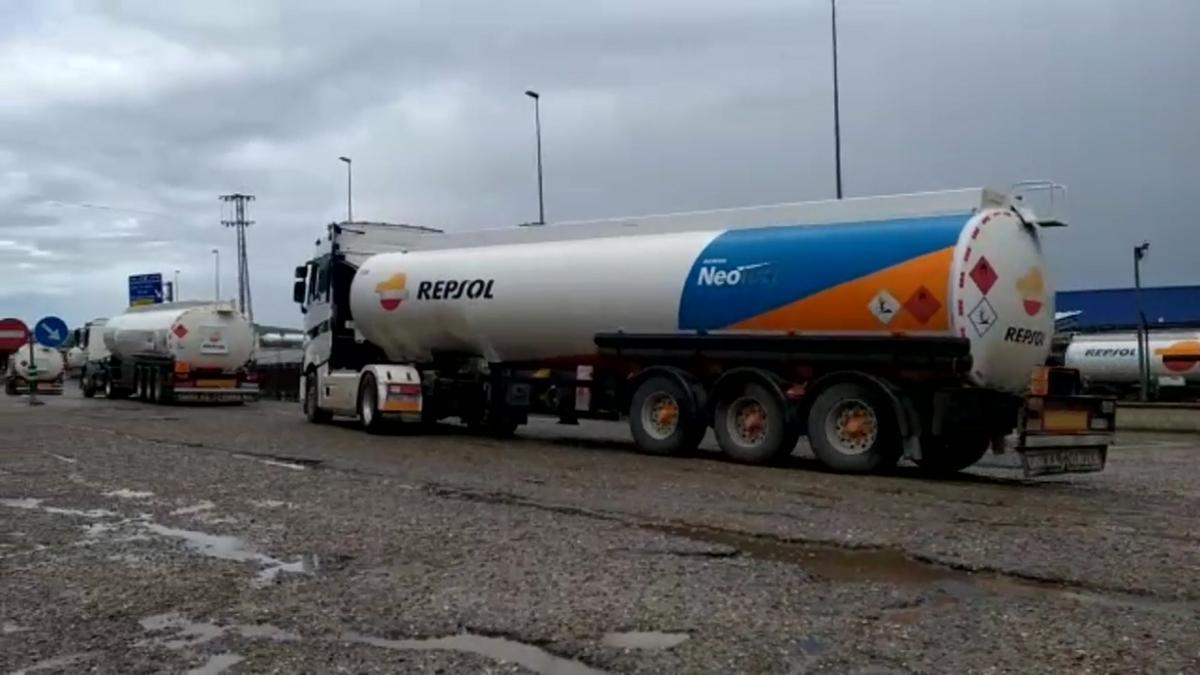 Huelga de transporte: La Guardia Civil escolta un convoy de combustible en la provincia de Córdoba