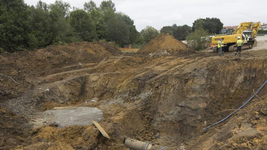 La reparación de la gran avería en la red de Cadasa que afectó a Siero y Llanera hace tres años. | MIKI LÓPEZ
