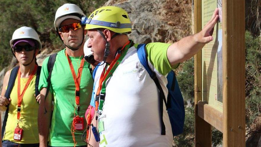 Un guía explica uno de los puntos de la ruta del Caminito del Rey.