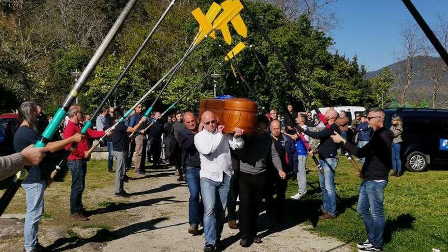 Los compañeros de Roberto Cancelas en la SD Tirán homenajearon al remero fallecido. // Santos Álvarez