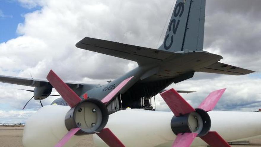 Avión de carga con portón trasero con tres bombas, que cargan cada una 200 litros de retardante.