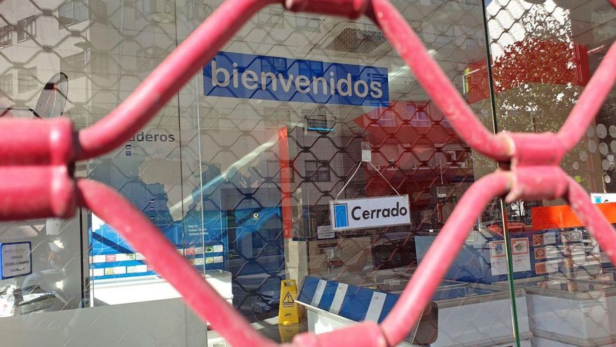 Tienda de Hiperxel en A Florida, cerrada. | // MARTA G. BREA