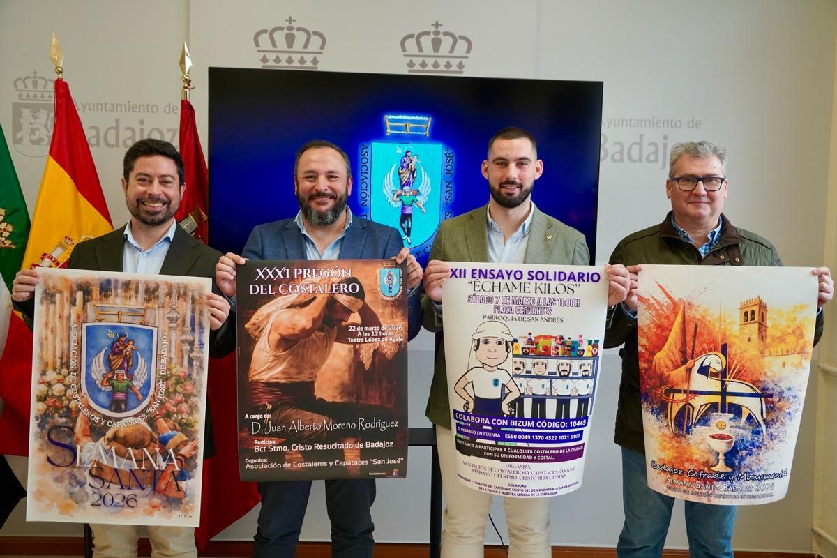 José Antonio Casablanca, concejal de Cultura; Juan Alberto Moreno Rodríguez, pregonero del costalero; Raúl Tinoco, presidente de la asociación de costaleros y capataces San José; y Juan Carlos García, responsable de la guía cofrade.