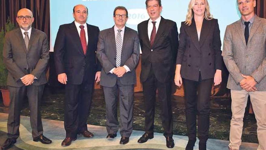 El presidente Real junto al rector de la UIB, Llorenç Huguet, Carme Estelrich y miembros del COFIB.