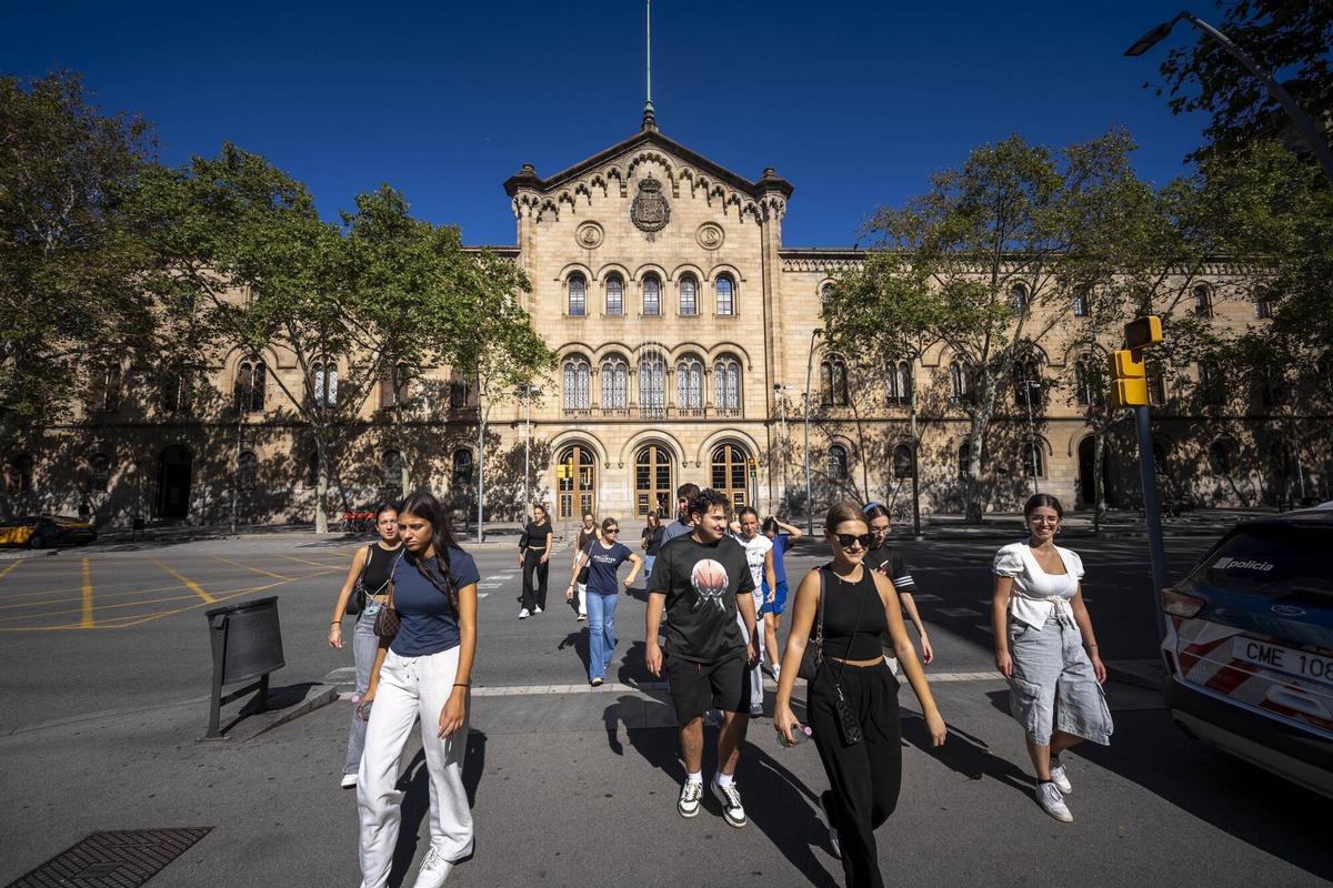 Edificio histórico de la UB en la plaza Universitat, en Barcelona