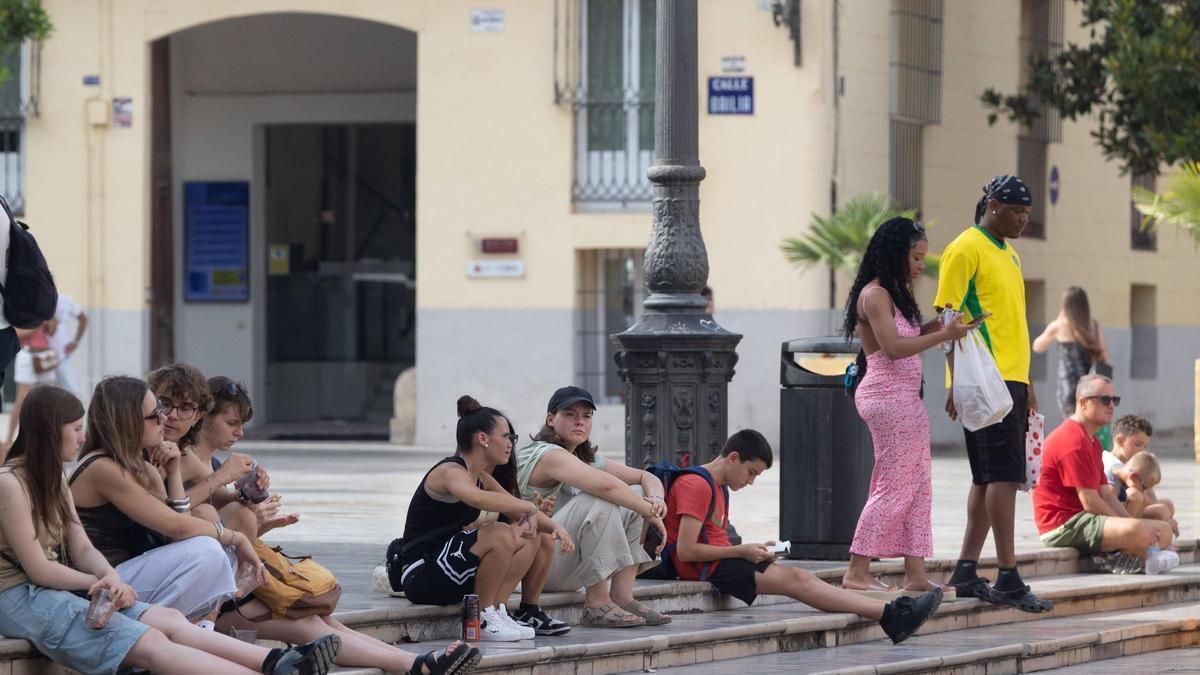 Turistas en la Plaza de la Virgen de València.