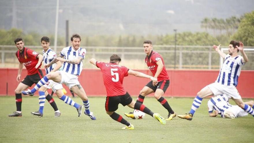 El mallorquinista Fran dispara a puerta en el partido ante la Gimnástica.