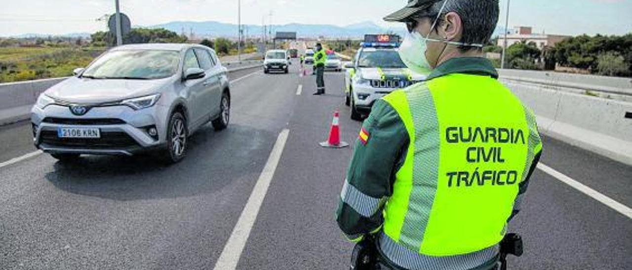 Agentes de la Guardia Civil de Tráfico, durante un control en una carretera de Mallorca. | GUILLEM BOSCH