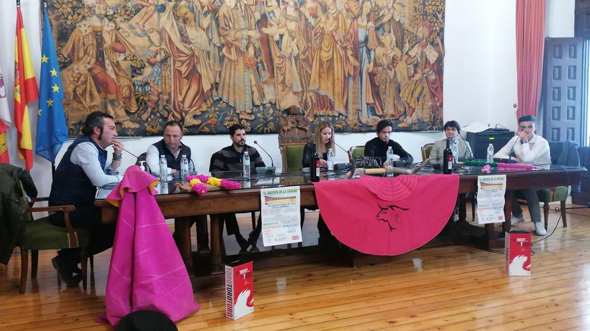 Participantes en el coloquio organizado por la asociación debaten sobre la situación del sector taurino. | M. J. C.