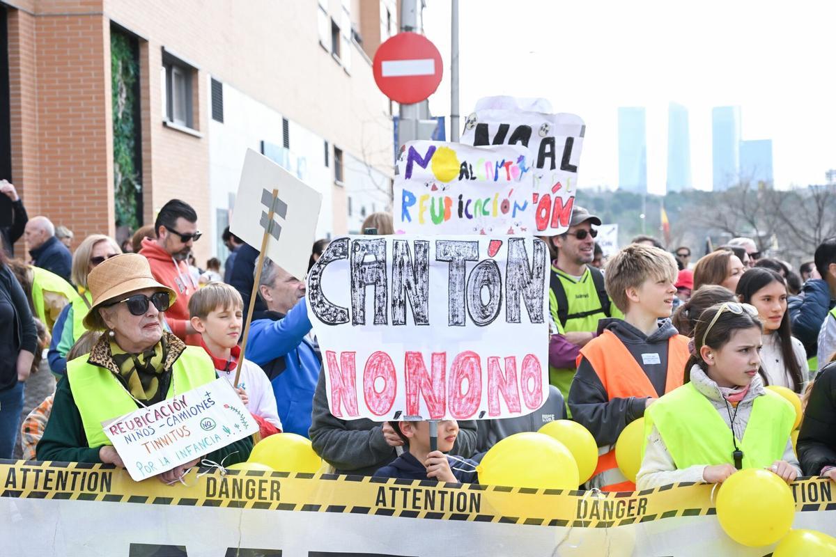 Pancarta con el lema 'Cantón no' durante una manifestación vecinal para protestar por la construcción del cantón, en Montecarmelo (Madrid).