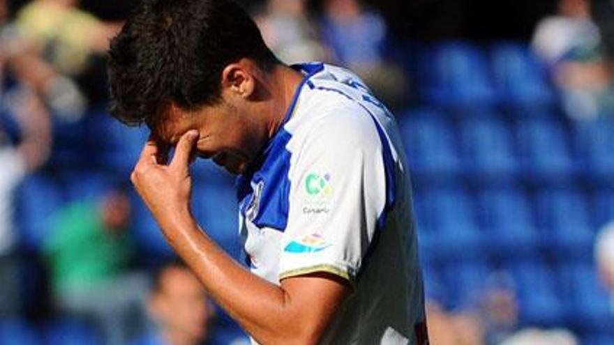 Pablo Sicilia, jugador del Tenerife, se lamenta de un gol en contra. i ACFI