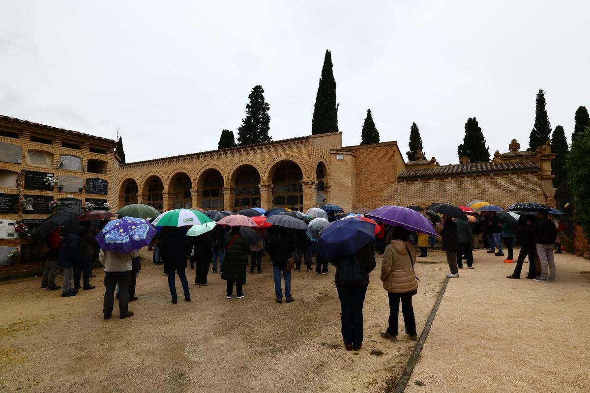 En imágenes | Zaragoza vuelve a recordar a las víctimas del franquismo entre la lluvia y el respeto