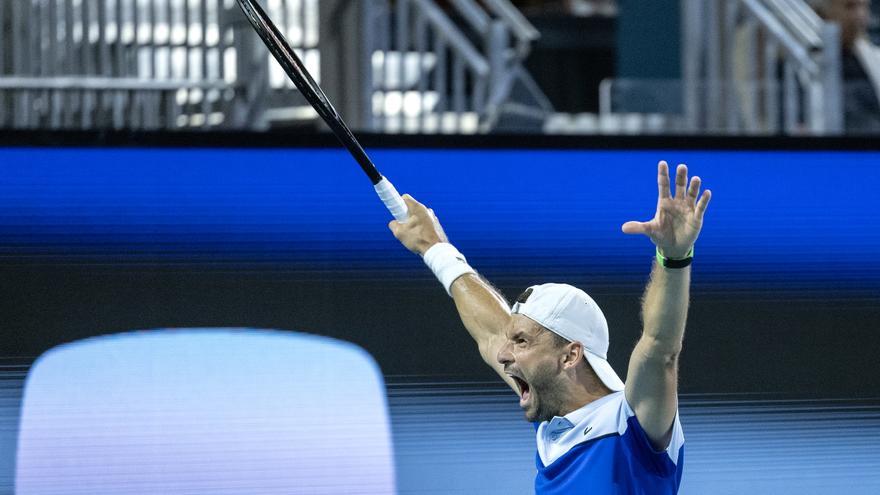 Alcaraz se topa con un monumental Dimitrov