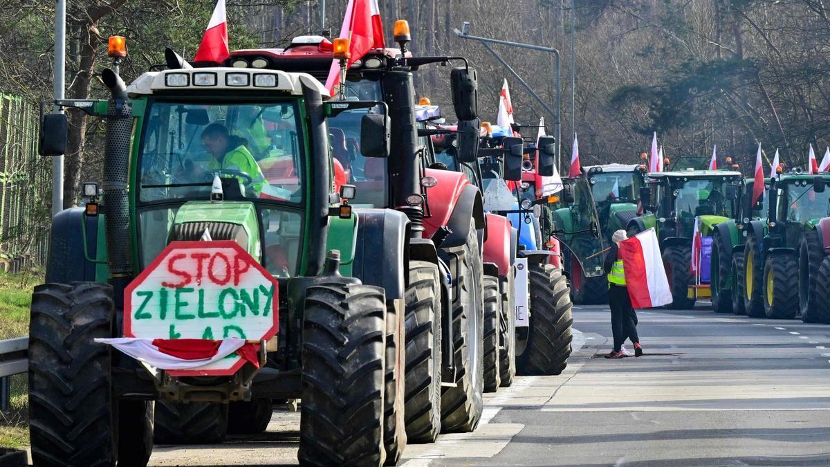 Los agricultores que protestaban y sus tractores (el cartel dice &quot;detener la orden verde&quot;) bloquean la autopista A12 entre Slubice en Polonia y Frankfurt (Oder) a lo largo del río Oder en el este de Alemania / JOHN MACDOUGALL / AFP