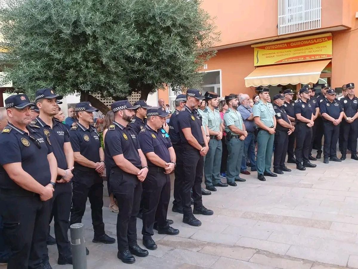 Los agentes de la policía local y los guardias civiles de Calp, esta tarde en el homenaje