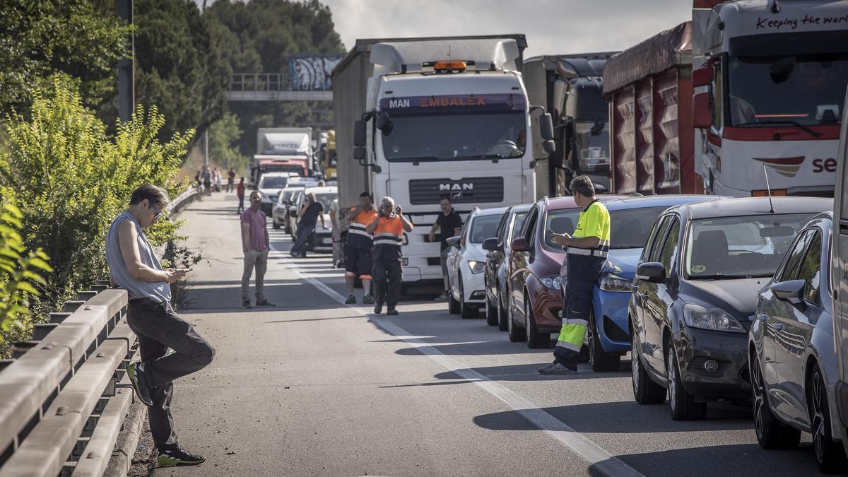 El incendio de un camión en la AP-7 colapsa la autopista