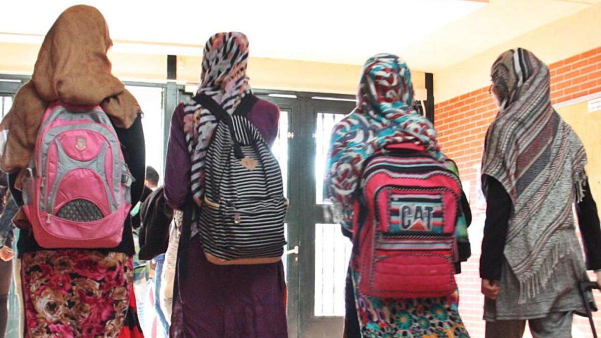 Un grup d&#039;alumnes amb el vel islàmic en un centre educatiu.