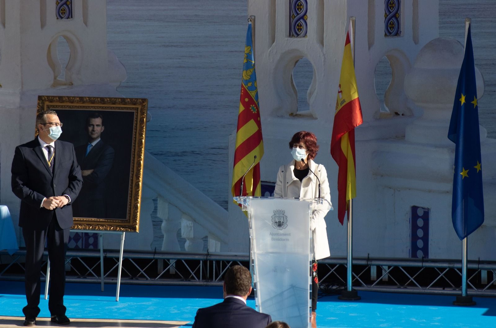 El Ayuntamiento de Benidorm ha conmemora el Día de la Constitución con un pleno al aire libre