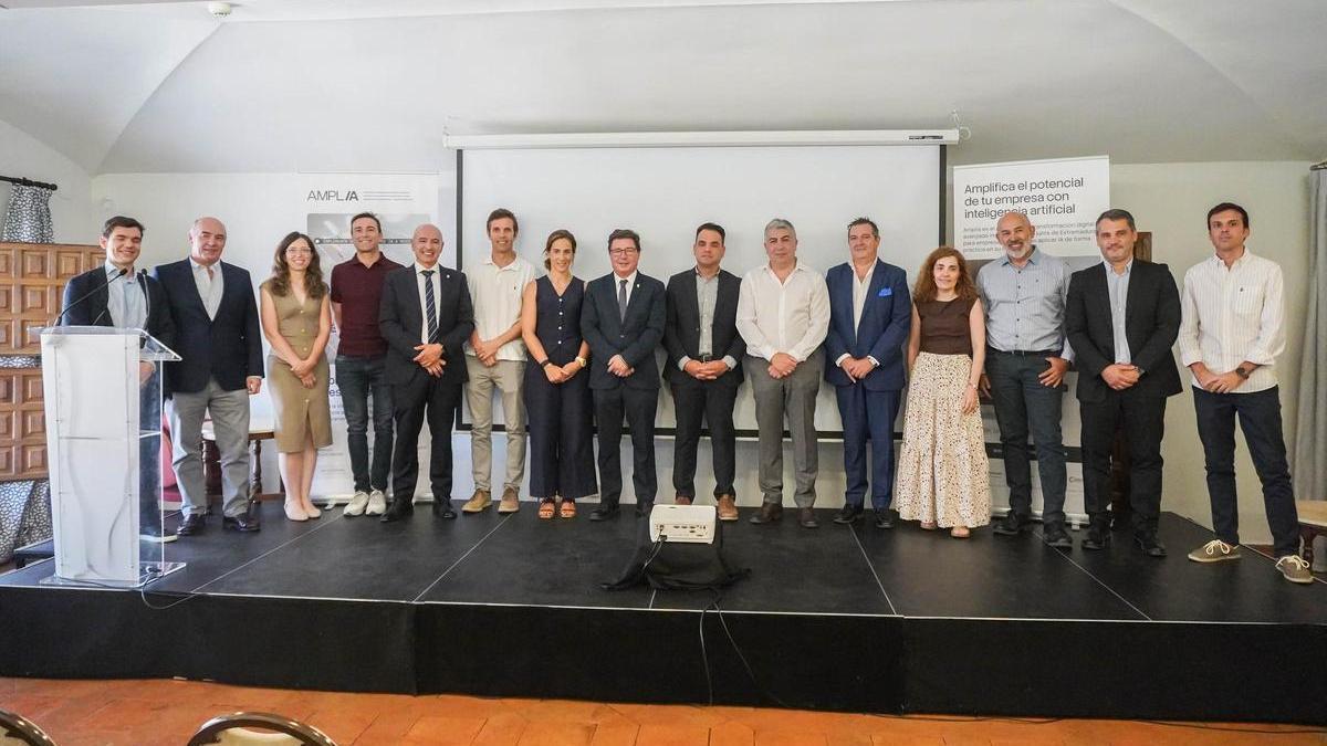 Autoridades y participantes en la clausura del Programa AMPLIA.